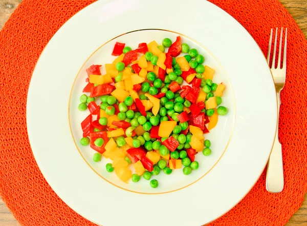 Guisado de legumes suculento. Paprika, ervilhas, cenouras. Alimentos dietéticos . — Fotografia de Stock