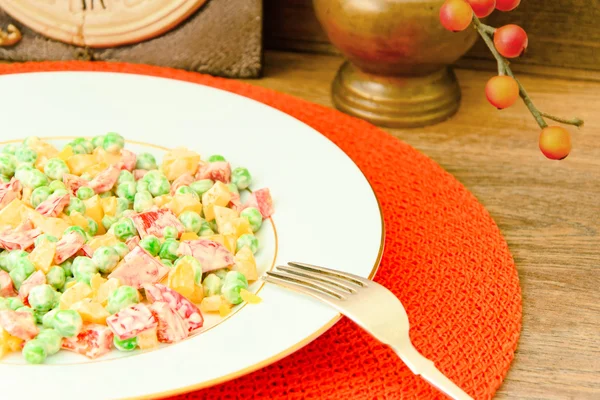 Guisado de legumes suculento. Paprika, ervilhas, cenouras. Alimentos dietéticos . — Fotografia de Stock