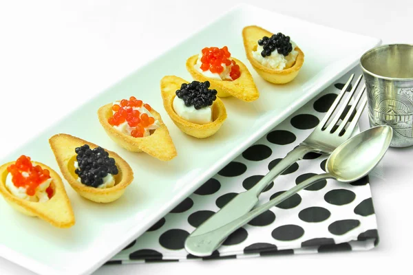 Kırmızı ve siyah havyar ile tartlets.