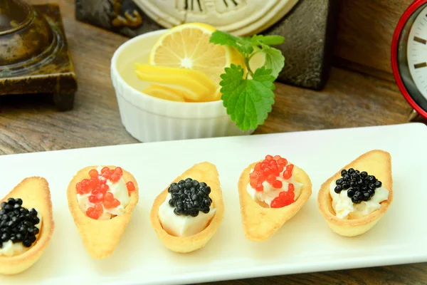 Kırmızı ve siyah havyar ile tartlets.