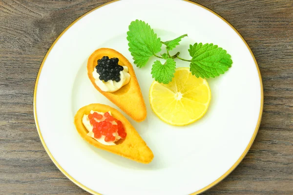 Kırmızı ve siyah havyar ile tartlets.