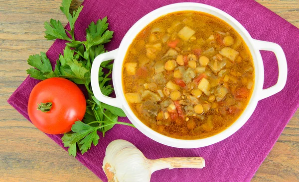 Patlıcan, domates ve soğan ile mercimek çorbası.