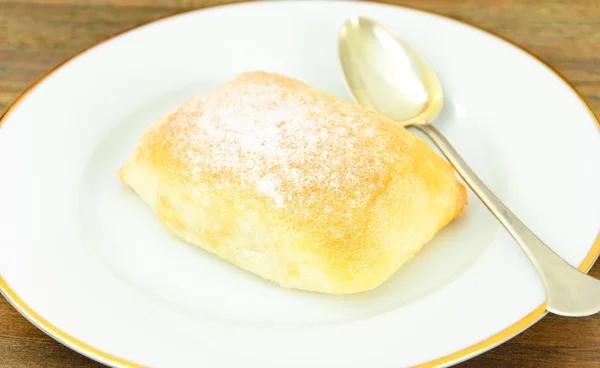 Pan dulce con queso, manzana y canela . — Foto de Stock