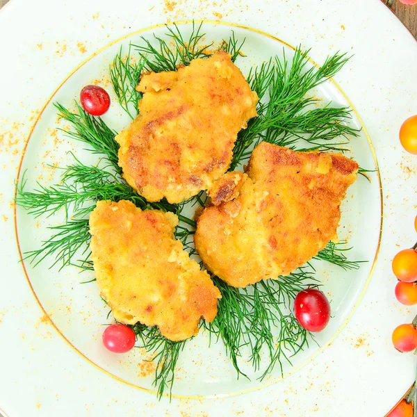 Filetto di pollo impanato con erbe e mirtilli rossi . — Foto Stock