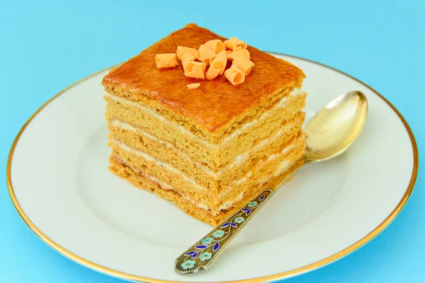 Lezzetli tatlım pasta çikolata ile dekore edilmiş.