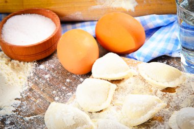 Ham ev yapımı köfte, Rus mantı