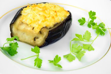 Lezzetli patlıcan dolması ve taze maydanoz.
