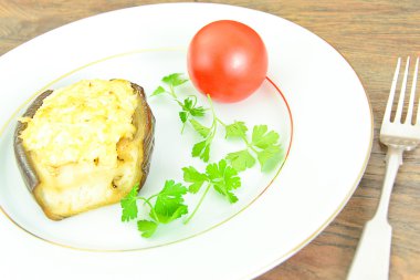 İle doldurulmuş patlıcan ve domates.