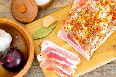 Tuzlanmış domuz yağı, ahşap kesme tahtası üzerinde çiğ domuz eti