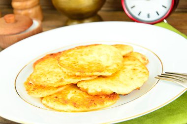 Kızarmış patates gözlemesi. Belarus ve Alman mutfağı.