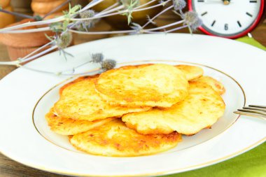 Kızarmış patates gözlemesi. Belarus ve Alman mutfağı.
