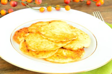 Kızarmış patates gözlemesi. Belarus ve Alman mutfağı.