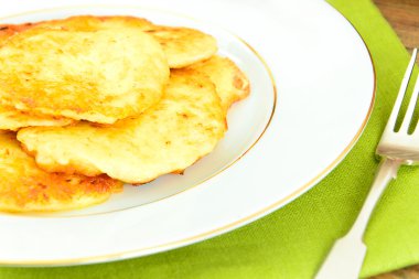 Kızarmış patates gözlemesi. Belarus ve Alman mutfağı.