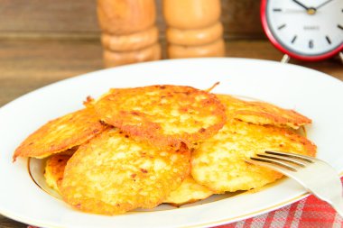 Kızarmış patates gözlemesi. Belarus ve Alman mutfağı.