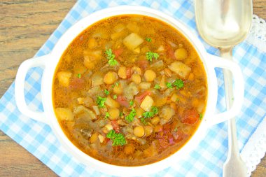 Patlıcan, domates ve soğan ile mercimek çorbası