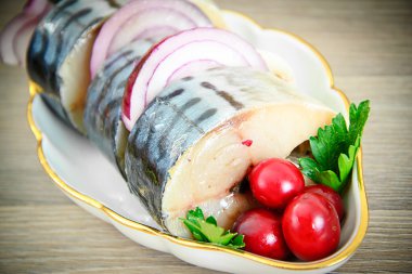 Kızılcık ve baharatlı tuzlu uskumru.