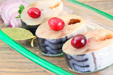 Kızılcık ve baharatlı tuzlu uskumru.