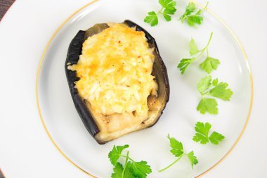 Lezzetli patlıcan dolması ve taze maydanoz.