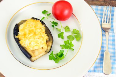 Lezzetli patlıcan dolması ve domates.