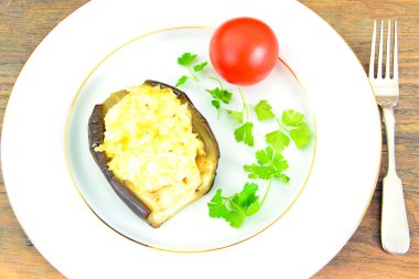 İle doldurulmuş patlıcan ve domates.