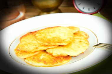 Kızarmış patates gözlemesi. Belarus ve Alman mutfağı.