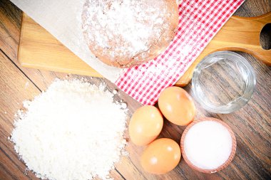 Ekmek, un, yumurta, su. Pişirme