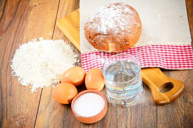 Ekmek, un, yumurta, su. Pişirme