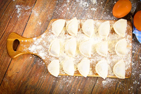 Ruwe zelfgemaakte knoedels, Russische Pelmeni — Stockfoto