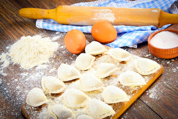 Сырые домашние пельмени, русские пельмени
