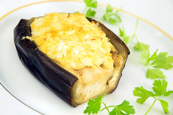 Läcker aubergine fyllda och färsk persilja. — Stockfoto