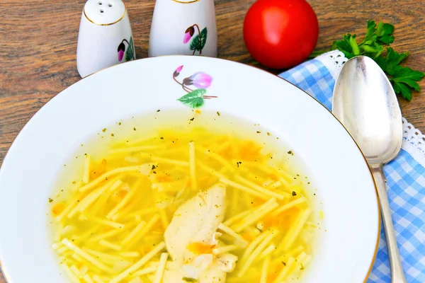 Sopa de caldo de pollo dietético con perejil . — Foto de Stock