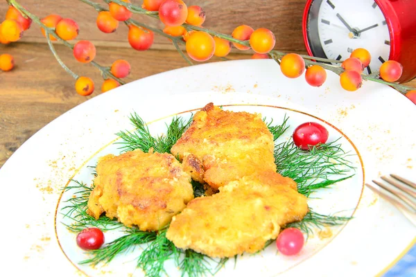 Filete de pollo empanado con hierbas y arándanos . — Foto de Stock