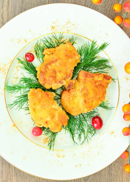 Filetto di pollo impanato con erbe e mirtilli rossi . — Foto Stock