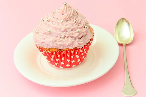 Cake met room, Cupcake op roze achtergrond. — Stockfoto