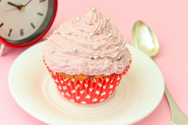 Pastel con crema, magdalena sobre fondo rosa . — Foto de Stock