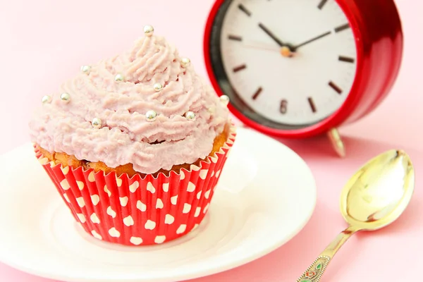 Kuchen mit Sahne, Cupcake auf rosa Hintergrund. — Stockfoto