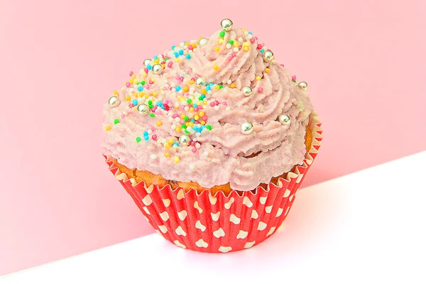 Tårta med grädde, Cupcake på rosa bakgrund. — Stockfoto