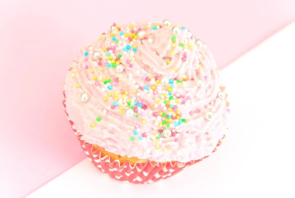 Bolo com creme, Cupcake on Pink Background . — Fotografia de Stock