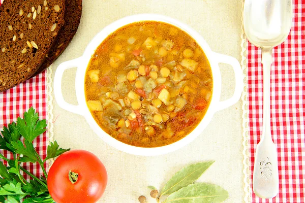 Linssoppa med aubergine, tomater och lök — Stockfoto