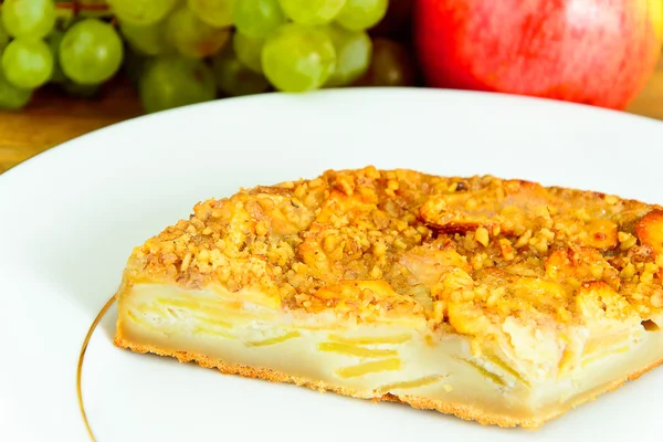 Диета и здоровое питание: вкусный яблочный пирог . — стоковое фото