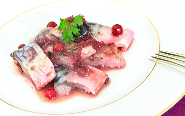 Salzmarinierte Makrele mit Preiselbeeren und Gewürzen. — Stockfoto