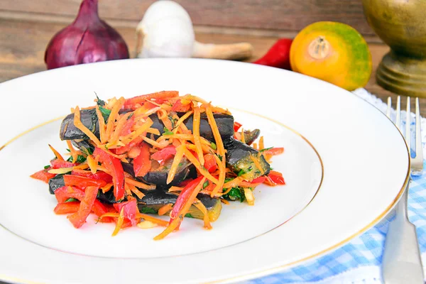 Dieta y comida saludable: Ensalada con berenjena, zanahorias . —  Fotos de Stock