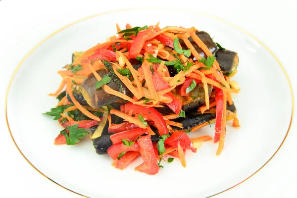 Dieta y comida saludable: Ensalada con berenjena, zanahorias . —  Fotos de Stock