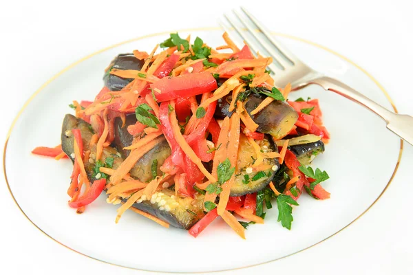 Диета и здоровая пища: салат с баклажаном, морковь . — стоковое фото