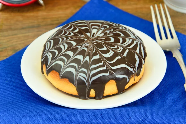 プレート上のチョコレート ケーキ. — ストック写真