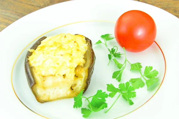 Aubergine gevuld met en tomaten. — Stockfoto