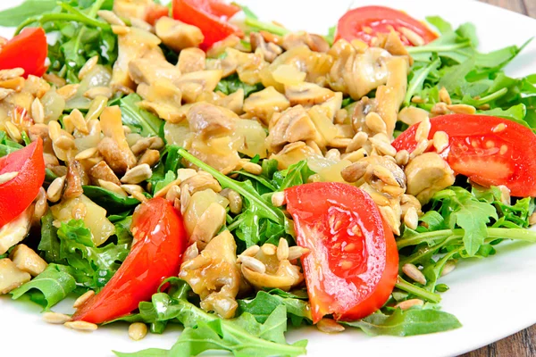 Ensalada con tomates, champiñones, rúcula y semillas —  Fotos de Stock