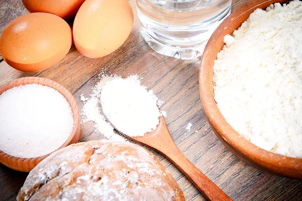 Bröd, mjöl, ägg, vatten. Bakning — Stockfoto