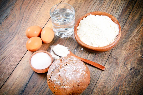 Ekmek, un, yumurta, su. Pişirme — Stok fotoğraf