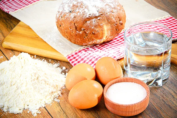 Pão, farinha, ovo, água. Cozimento — Fotografia de Stock